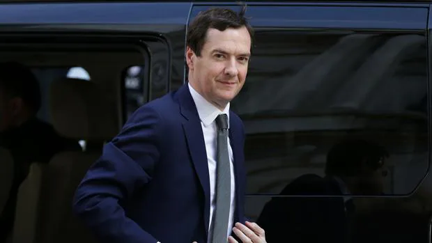 El ministro de Finanzas británico, George Osborne , llega a Downing Street