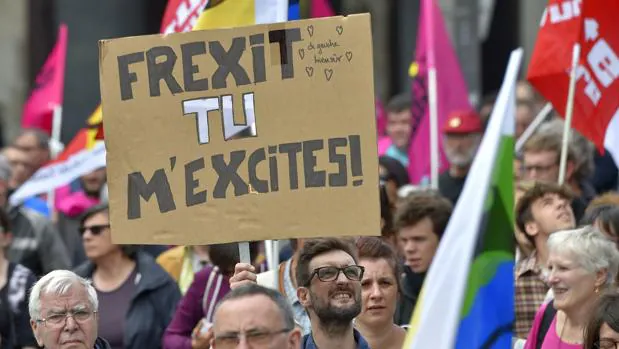 Un manifestante muestra una pancarta a favor de la salida de la UE en Nantes