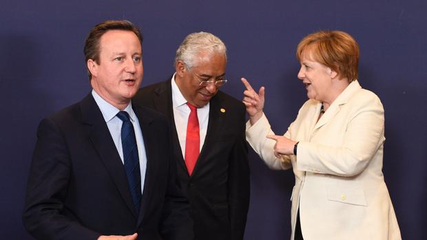 Merkel dialoga con el primer ministro portugués Antonio Costa en presencia de Cameron ayer en la cumbre del Consejo Europeo en Bruselas