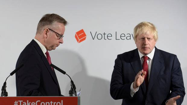 El ministro de Justicia británico, Michael Gove, y su compañero de campaña a favor del Brexit, Boris Johnson