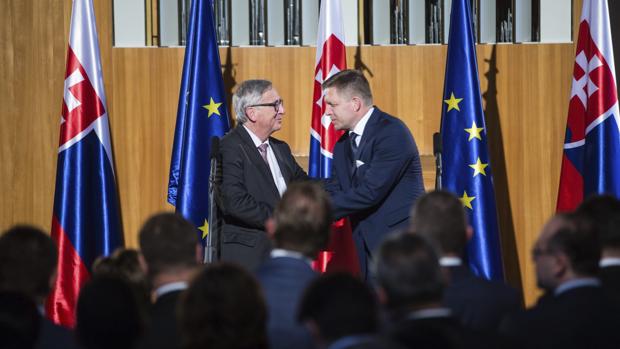 El presidente de la Comisión Europea, Jean-Claude Juncker (i) es recibido por el primer ministro eslovaco Robert Fico (d) en el castillo de Bratislava, Eslovaquia