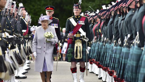 La reina Isabel II de Inglaterra pasa revista a la guardia de honor durante la ceremonia de las llaves celebrada en el palacio de Holyrood de Edimburgo