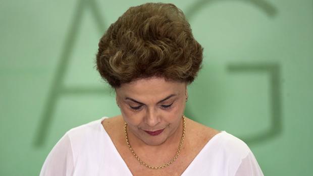 Rousseff escucha el himno de Brasil en un acto en Brasilia el pasado 1 de abril