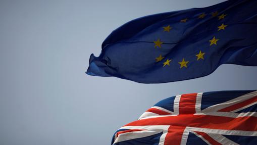 La bandera de la Unión Europa y el Reino Unido ondean juntas en un edificio gubernamental