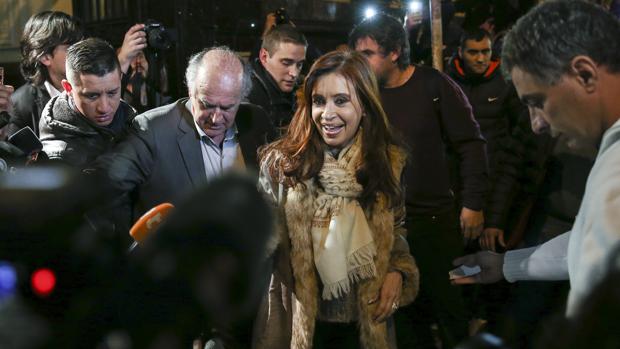 Kirchner atiende a la prensa anoche tras declarar