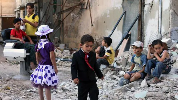 Niños sirios en una de las calles derruidas por la guerra en siria el pasado 5 de julio