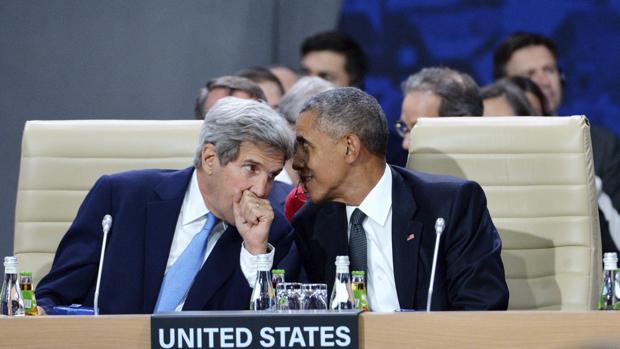 Barack Obama y John Kerry, conversan durante la celebración de la cumbre de la OTAN