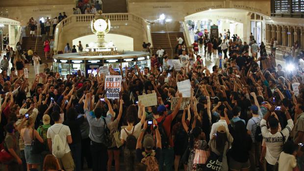 Varios ciudadanos se manifiesan contra la violencia policial en la famosa estación Grand Central Station en Nueva York el pasado 8 de julio