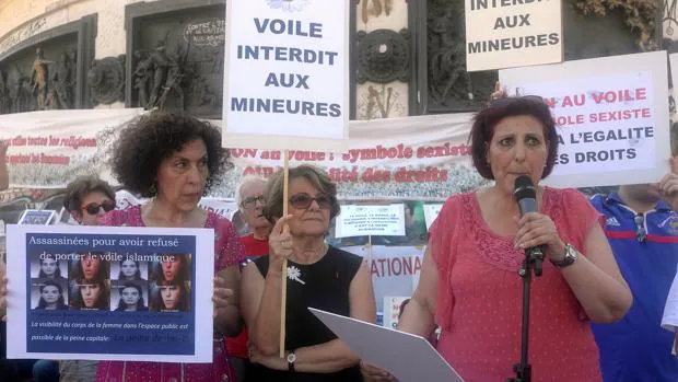 Nadia Benmissi hablando durante la manifestación hoy en París