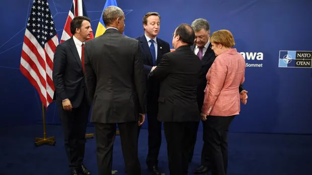 Mandatarios de varios países hablan durante la cumbre de Varsovia de la OTAN