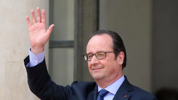 Hollande saluda hoy a las afueras de los campos elíseos en París, Francia