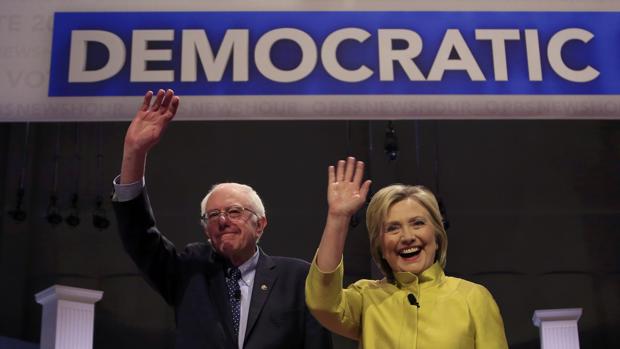 Sanders y Clinton saludan antes de un debate en las primarias del Partido Demócrata