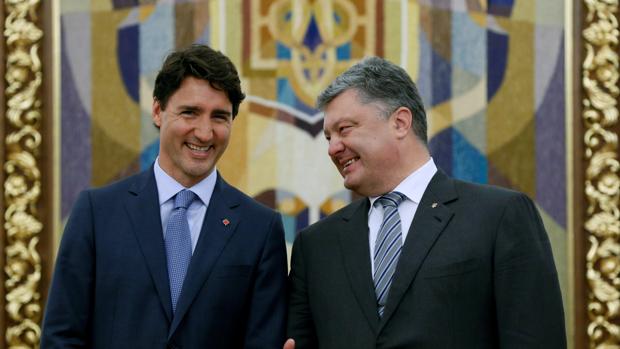 Trudeau (izquierda) posa para la prensa junto a Poroshenko (derecha) hoy en Minsk, Ucrania