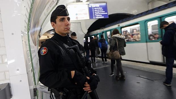 Un gendarme patrulla las instalaciones del metro de París