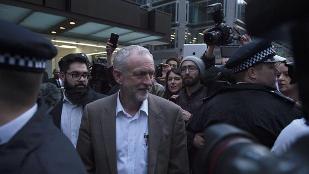 Corbyn rodeado de fotógrafos y periodistas ayer a su salida de la reunión del Comité Ejecutivo Nacional en Londres