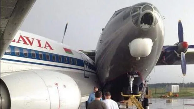 Los dos aviones, tras chocar en el aeropuerto de Minsk