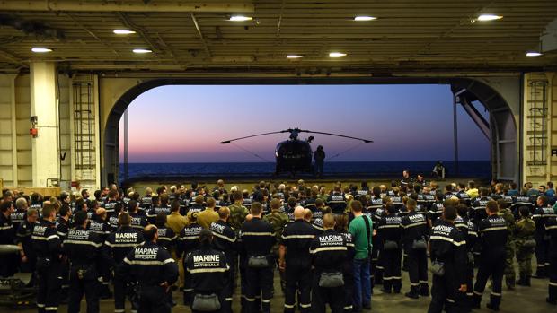 Miembros de la marina francesa se preparan para la operación Chammal en Syria and Irak contra el Daesh el pasado mes de noviembre .