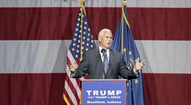 Uno de los favoritos a vicepresidente, el gobernador de Indiana Mike Pence, introduciendo a Trump en su mitin en Westfield, Indiana el pasado martes