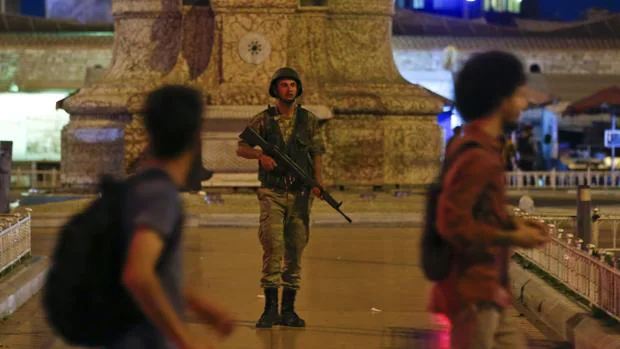 Los militares toman las calles de Estambul