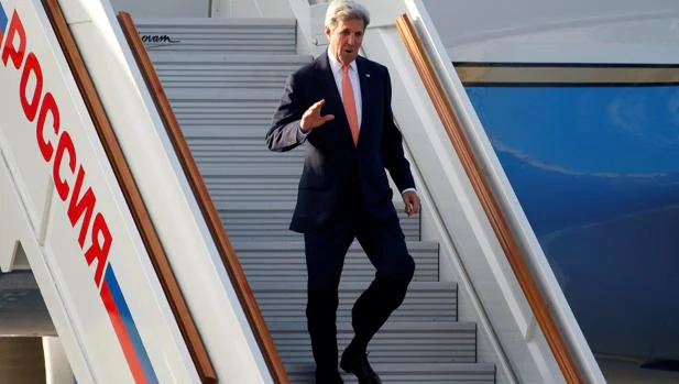 John Kerry, a su llegada al aeropuerto internacional de Vnukovo, en Moscú, este jueves