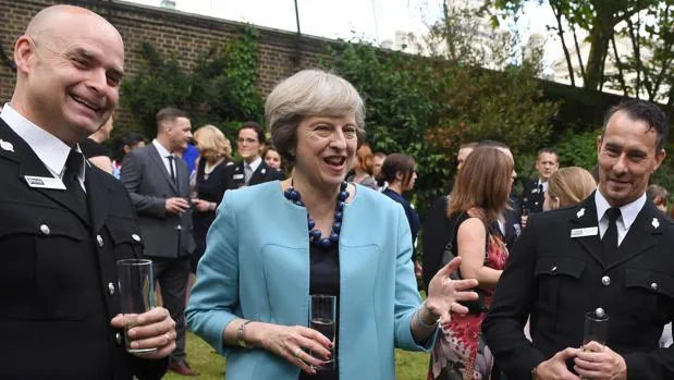La primera ministra británica, Theresa May, durante una recepción con miembros de la Policía este jueves en Downing Street