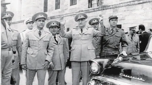 El general Cemal Gursel, en el centro con los brazos en alto, dio un golpe de Estado el 6 de junio de 1960