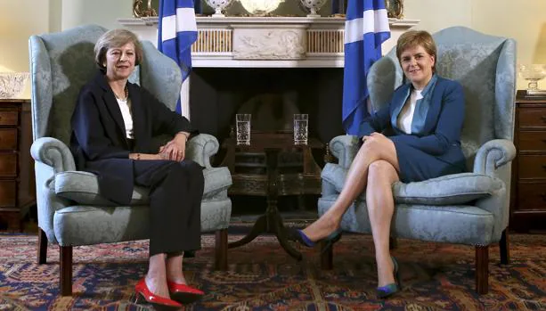 Theresa May (i) y Nicola Sturgeon, este viernes en Edimburgo
