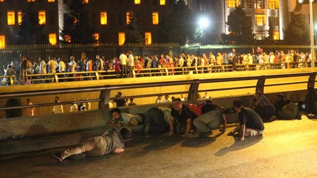 Partidarios de Erdogan se refugian de los disparos de los militares en Estambul