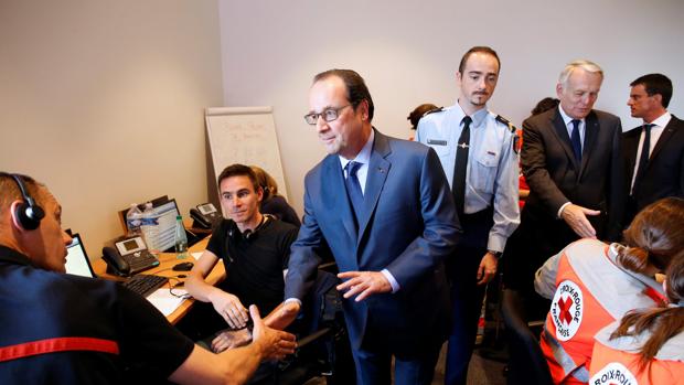 El presidente François Hollande, durante su visita a la Unidad de Apoyo a las Víctimas en Niza