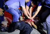 Un grupo de personas atiende a un herido en el asalto al café Holey Arisar, frecuentado por extranjeros, en Dacca
