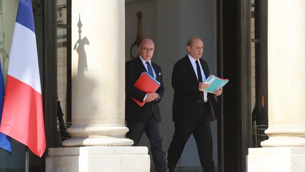 El ministro del Interior, Bernard Cazeneuve (izquierda) y el ministro de Defensa, Jean-Yves Le Drian, antes de comparecer hoy ante la prensa en París