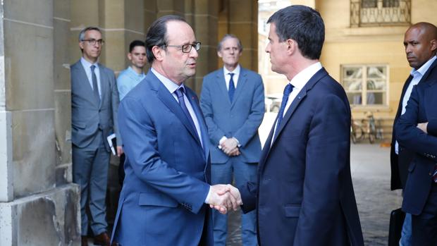 Hollande (izquierda) estrecha la mano de Valls (derecha) tras una reunión de gobierno el pasado sábado