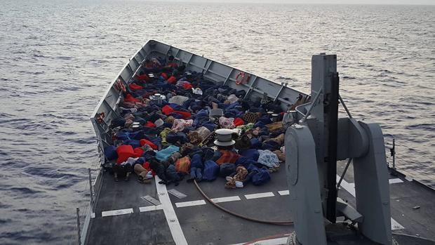 Una fragata española realiza una operación de rescate en el Mediterráneo