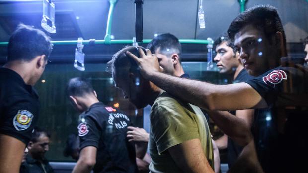 Un soldado es detenido por la policía acusado de ser parte del fallido golpe de Estado el pasado 17 de julio en Estambul