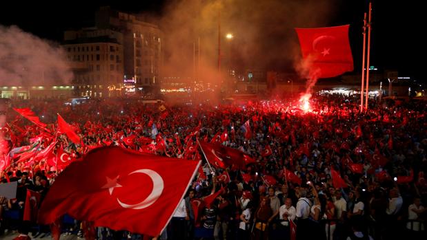 Los seguidores de Erdogan anoche en una concentración en la plaza Taksim para apoyar al presidente turco