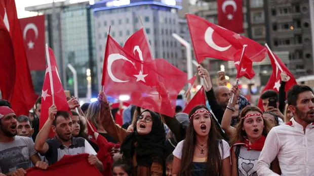 Varios partidarios de Erdogan ayer durante la manifestación en apoyo al presidente turco