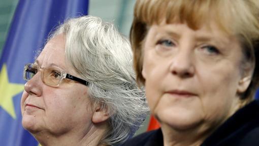 La exministra alemana Annette Schavan, junto a la canciller Angela Merkel