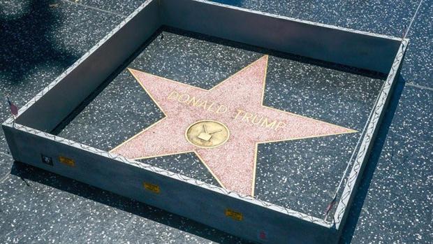 Colocan un pequeño muro alrededor de la estrella de Donald Trump en Hollywood