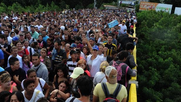 Ciudadanos venezolanos cruzan el puente fronterizo Simón Bolívar