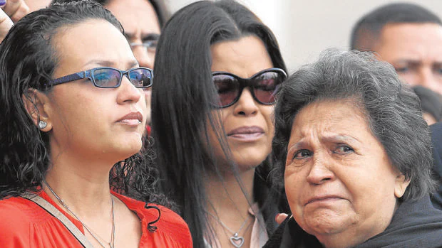 Las hijas de Hugo Chávez junto a la madre del expresidente (derecha) en el homenaje en el segundo aniversario de la muerte del expresidente el año pasado