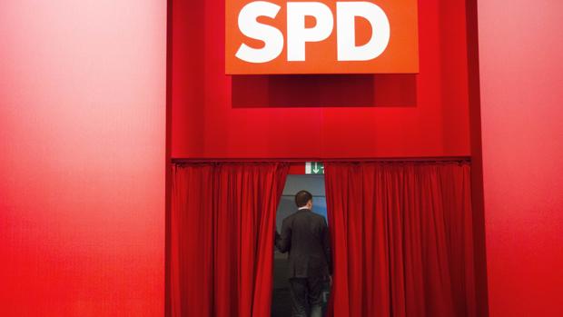 Un hombre abandona un acto del Partido Socialdemócrata alemán
