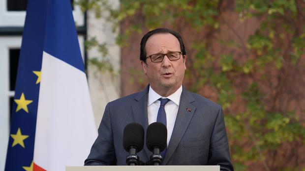 François Hollande comparece en una rueda de prensa al día siguiente del atentado en Niza