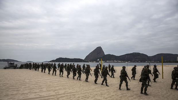 Miembros de la Marina de Brasil realizan un entrenamiento