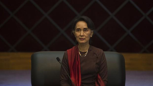 Suu Kyi durante una reunión con varios grupos rebeldes el pasado 17 de julio