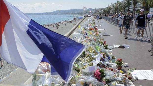 Flores depositadas en el Paseo de los Ingleses de Niza para conmemorar a las víctimas del atentado