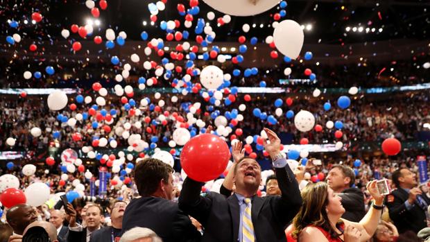 Los delegados republicanos juegan con los globos que se lanzaron al finalizar la Convención Republicana ayer en Cleveland, Ohio