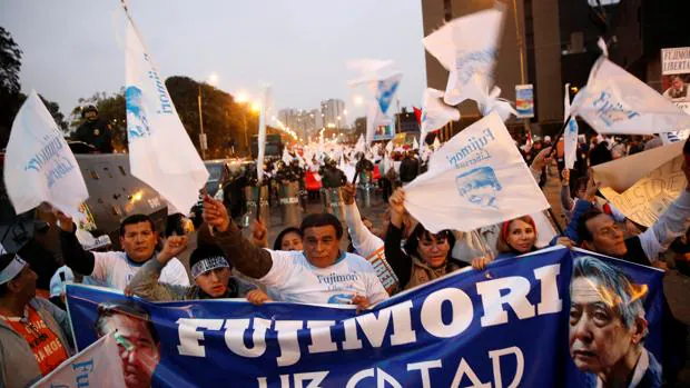 Varios ciudadanos se manifestaron a favor de la libertad del expresidente Fujimori ayer en Lima, Perú