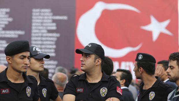 La policía turca protegiendo el muro con los nombres de los muertos durante el fallido golpe de Estado