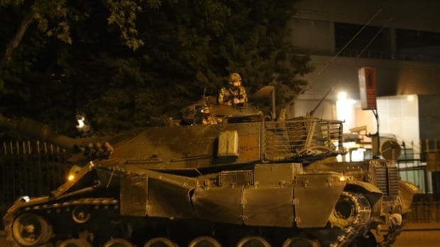 Un carro de combate de los golpistas en Ankara, el 16 de julio pasado