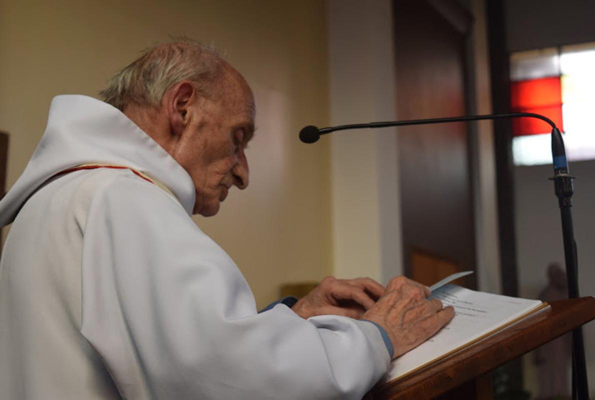 El padre Jacques Hamel, celebrando la misa, en una foto reciente